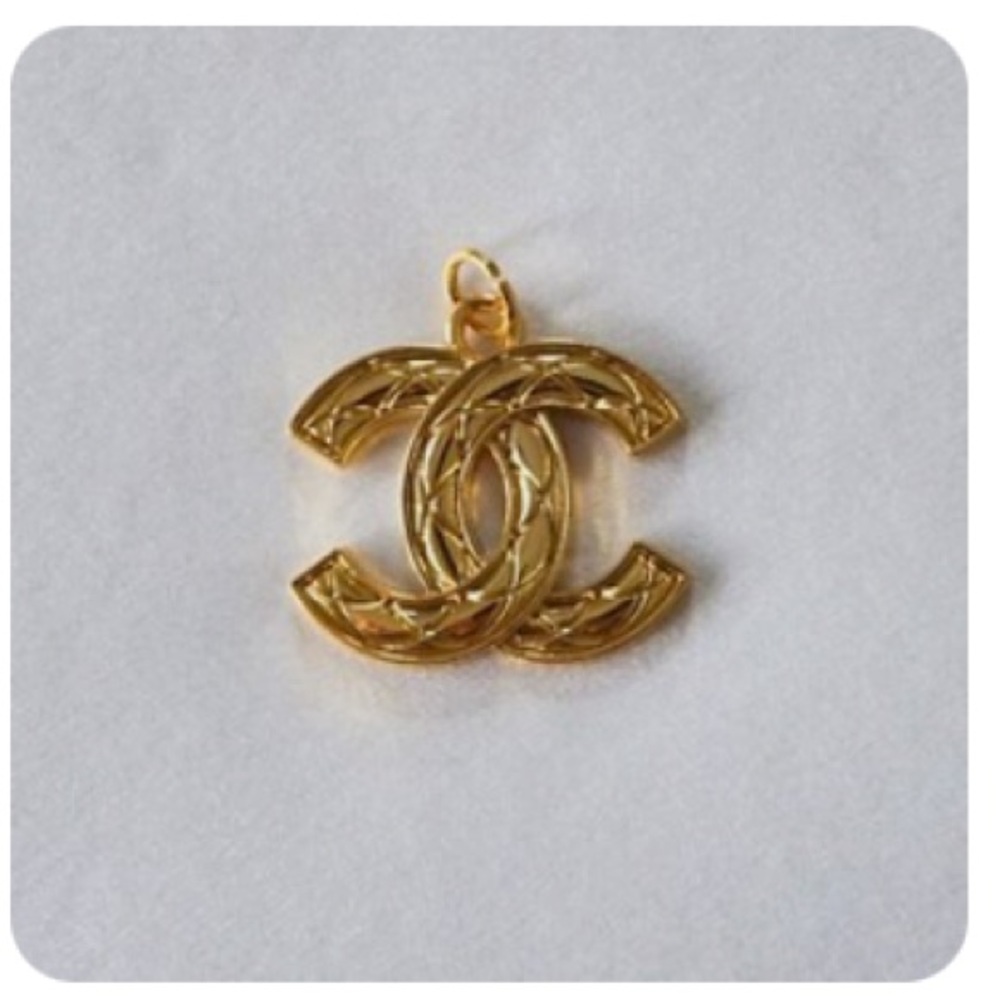 CHANEL Gold Logo Zipper Pull